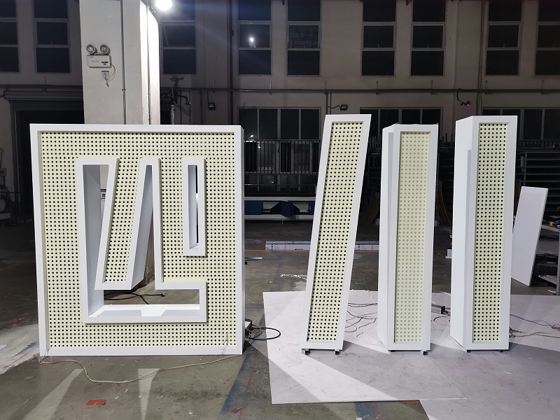 發(fā)光穿孔字