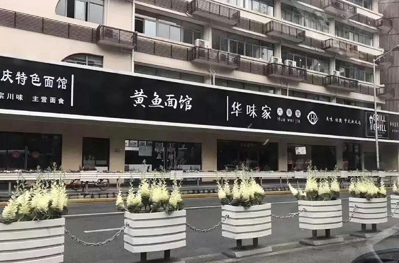 漫步街上，察覺商鋪標牌如法泡制，統(tǒng)一式商店廣告牌有須要嗎？2